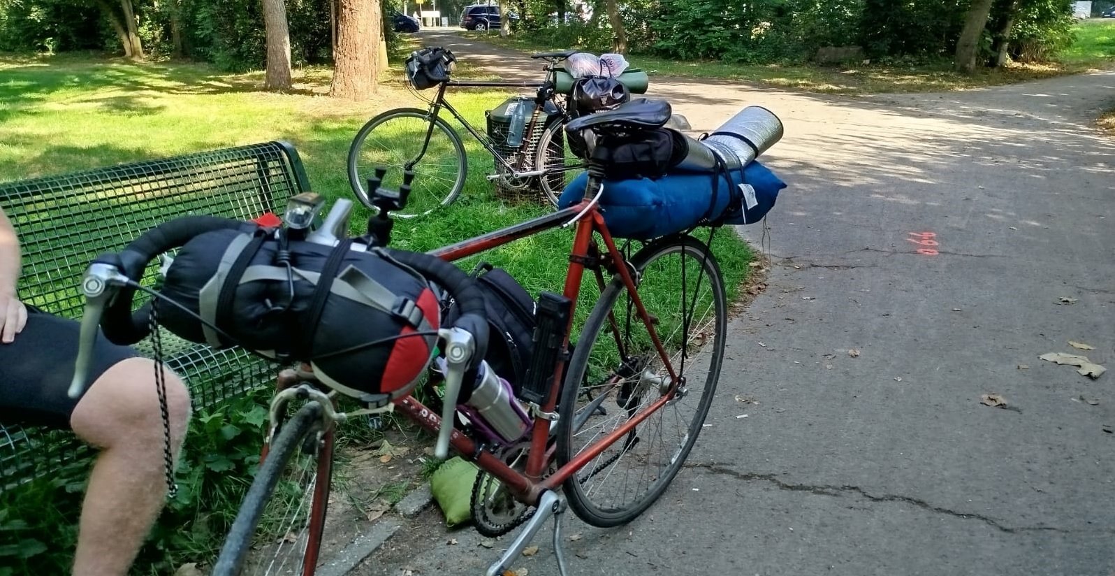 Moritz und Timo entspannt nach der Radtour